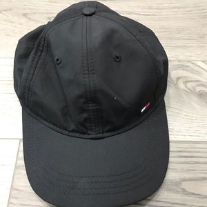 Tommy Hilfiger hat
